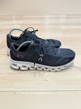 On Cloudflow 4 Men's Size 11.5
Black/White Mesh Cushioned Road
Running Sneakers
